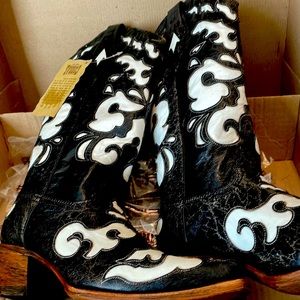 Black & White Corral Vintage Cowboy boots. NWT!